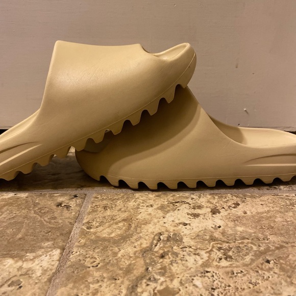 Yeezy Slides Size 8 main image 3